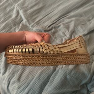 Chanclas style platform